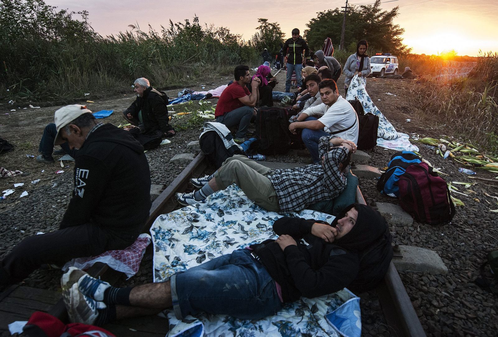 A kimerült emberek egyszerűen elalszanak a síneken.
